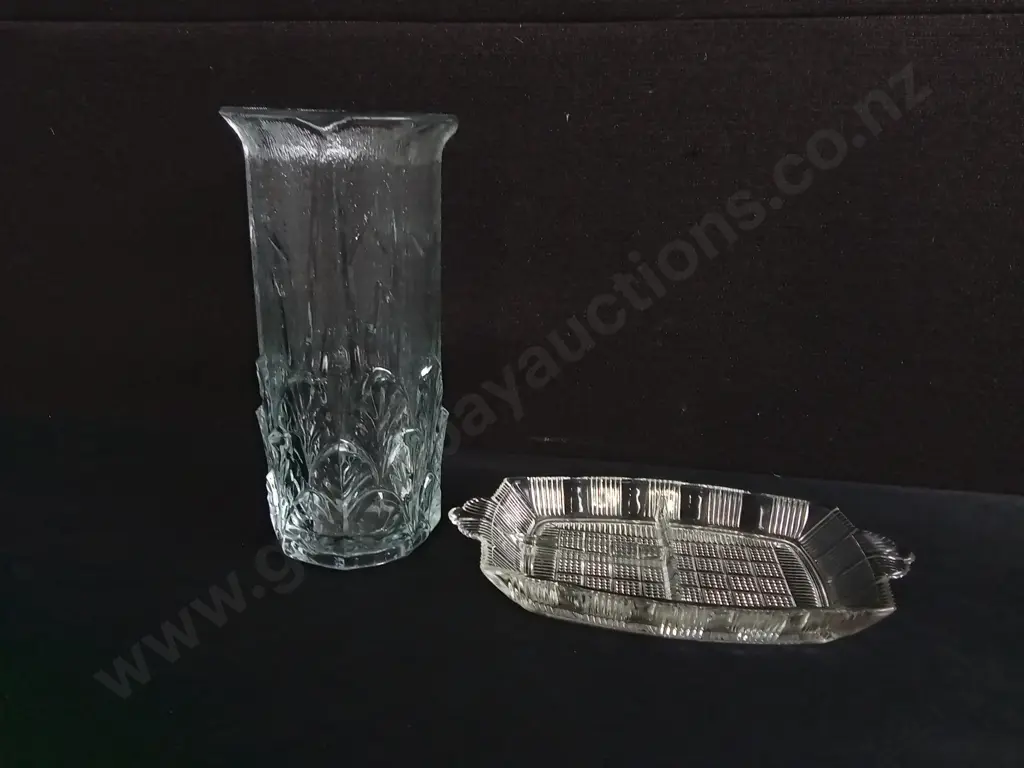 2 PIECES GLASS DECORATIVE ITEMS, VASE AND TRINKET DISH Image 1++