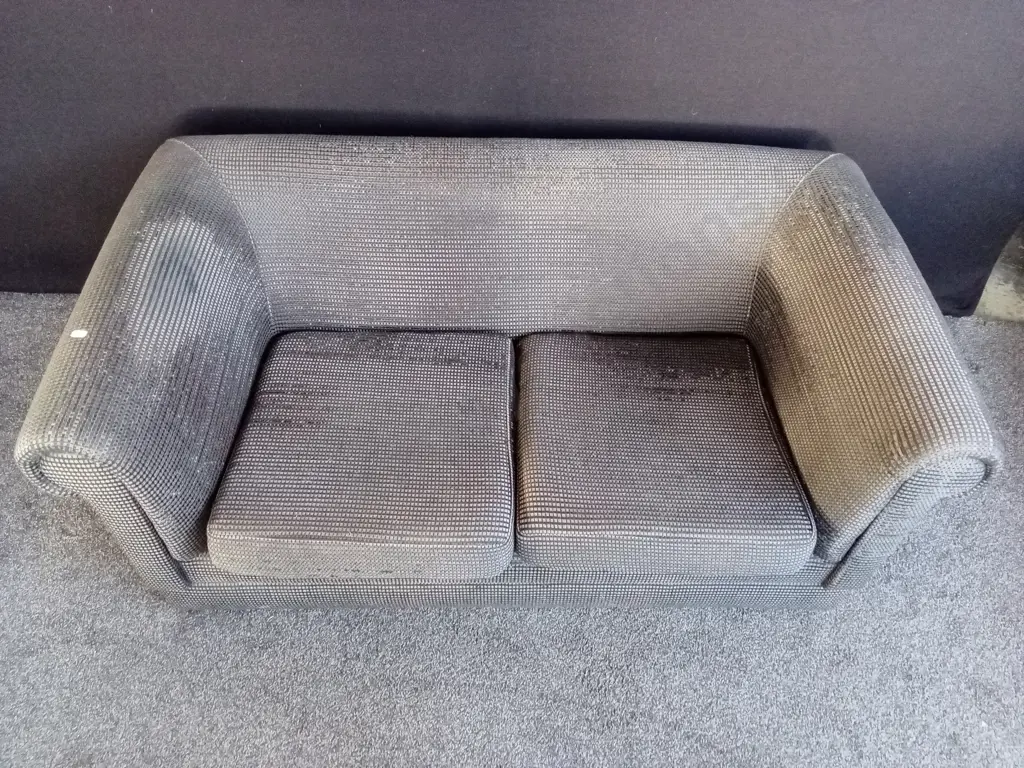 2 SEATER GREY FABRIC COUCH Image 1++