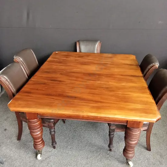 WOODEN EXTENDIBLE TABLE WITH WHEELS AND 5 CHAIRS EXTEDED MEASUREMENTS - L1.98M D1.3M H76CM