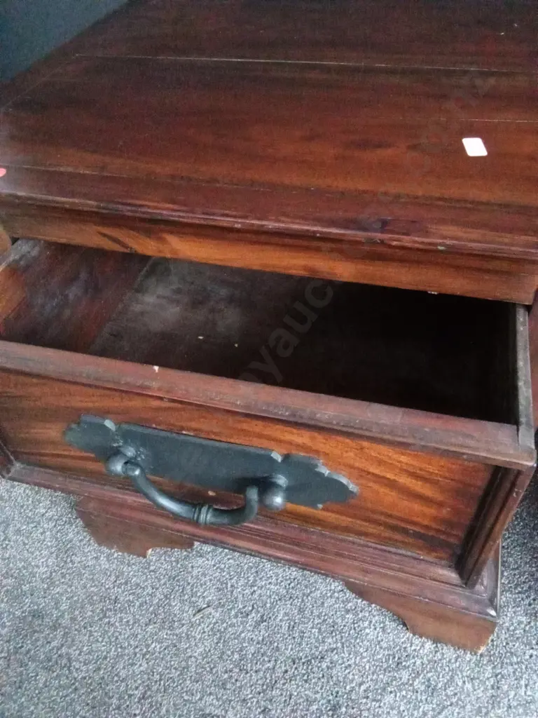 2 WOODEN BEDSIDE CHESTS D48CM L58CM H63CM Image 1++