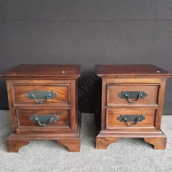 2 WOODEN BEDSIDE CHESTS D48CM L58CM H63CM