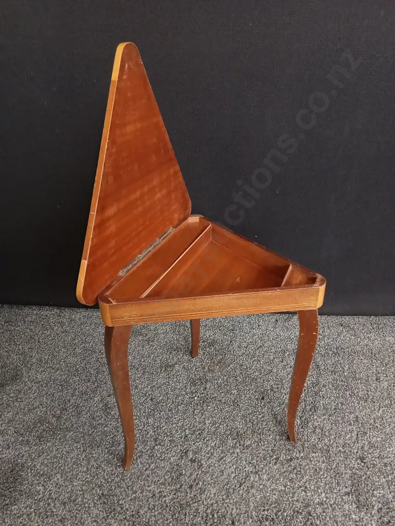 VINTAGE ITALIAN SORRENTO MUSICAL SIDE TABLE H 43 CM Image 1++