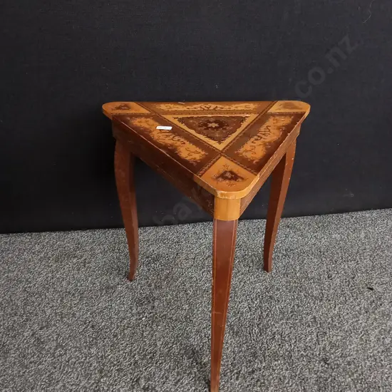 VINTAGE ITALIAN SORRENTO MUSICAL SIDE TABLE H 43 CM