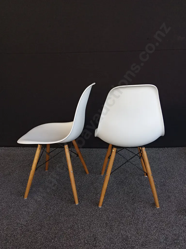 4 WHITE EAMES REPLICA DINING CHAIRS Image 1++