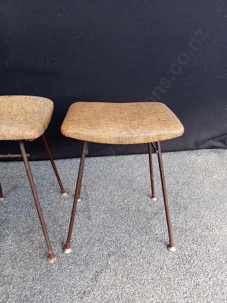 MID CENTURY MODERN ARMCHAIR WITH 2 UPHOLSTERY AND SLENDER METAL LEGS Image 1++