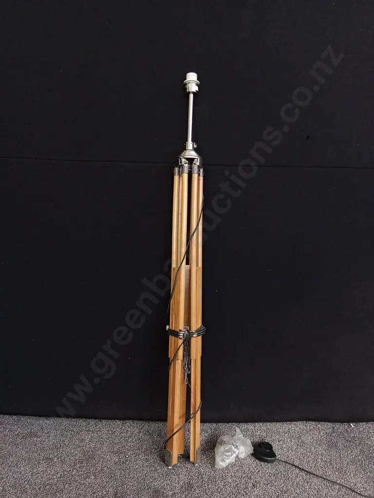 TRIPOD FLOOR LAMP Image 1++