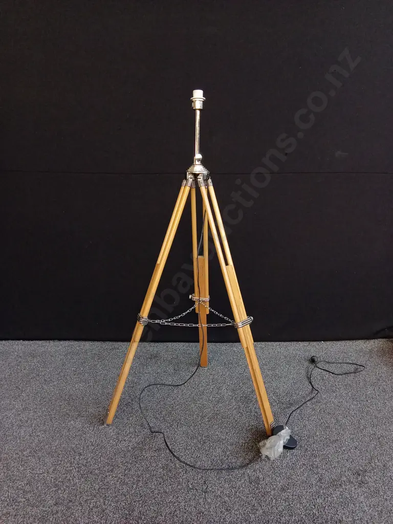 TRIPOD FLOOR LAMP Image 1++