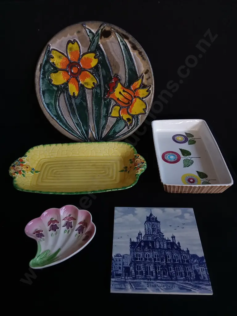 5 PIECES MIX OF DECORATIVE PLATES Image 1++
