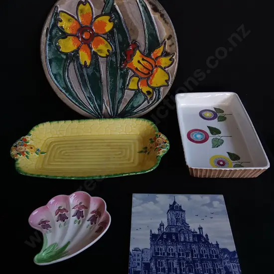 5 PIECES MIX OF DECORATIVE PLATES