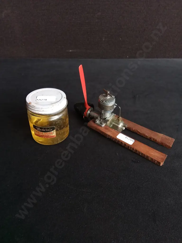VINTAGE MODEL AIRPLANE ITEMS, SMALL R/C DIESEL/GLOW ENGINE AND MODELAIR DOPE JAR Image 1++