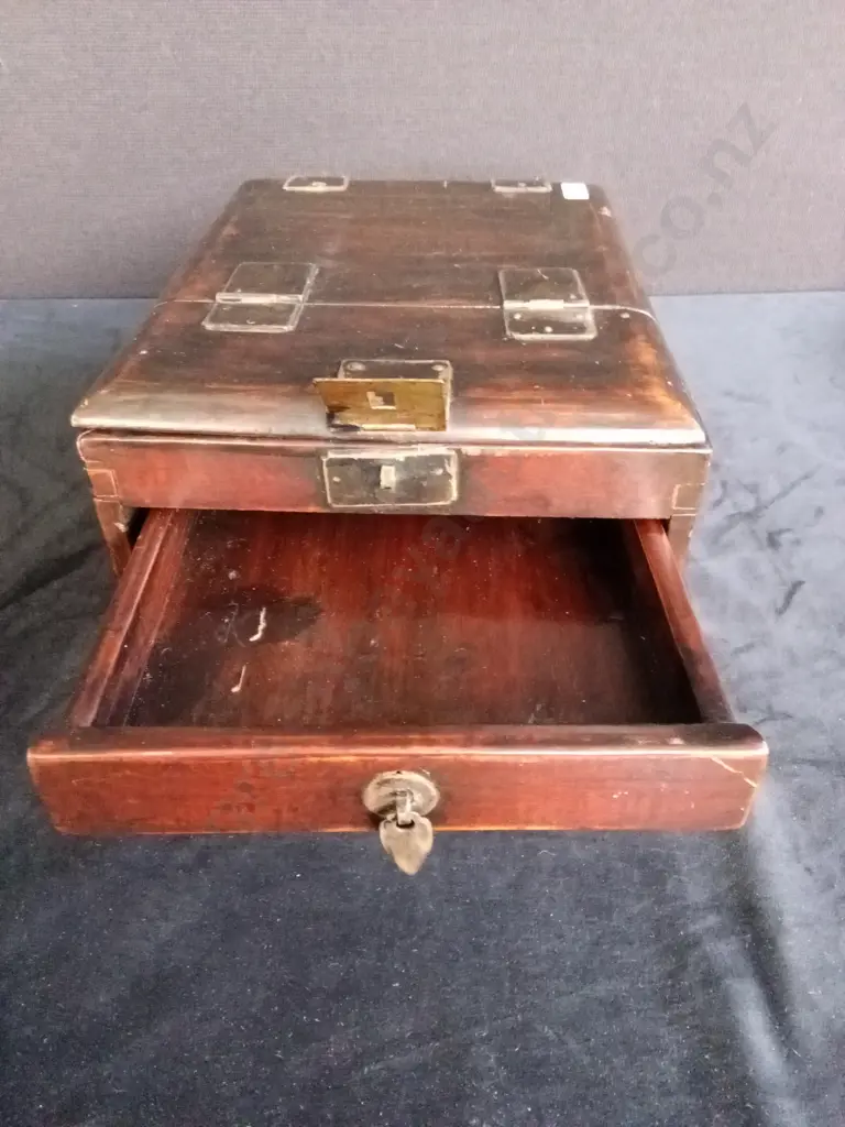 VINTAGE WOODEN MAKE UP/MENS SHAVING BOX WITH MIRROR Image 1++