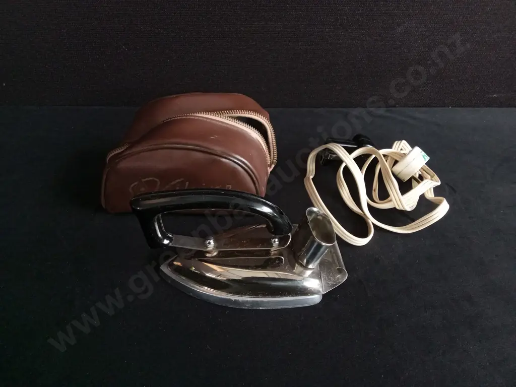 VINTAGE VIKING PORTABLE ELCTRIC TRAVEL IRON WITH ORIGINAL CASE Image 1++