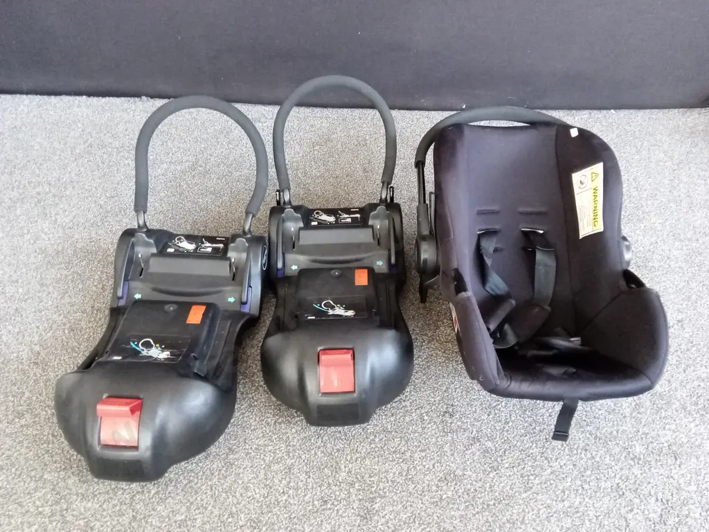INFANT CAR SEAT WITH TWO BASES Image 1++