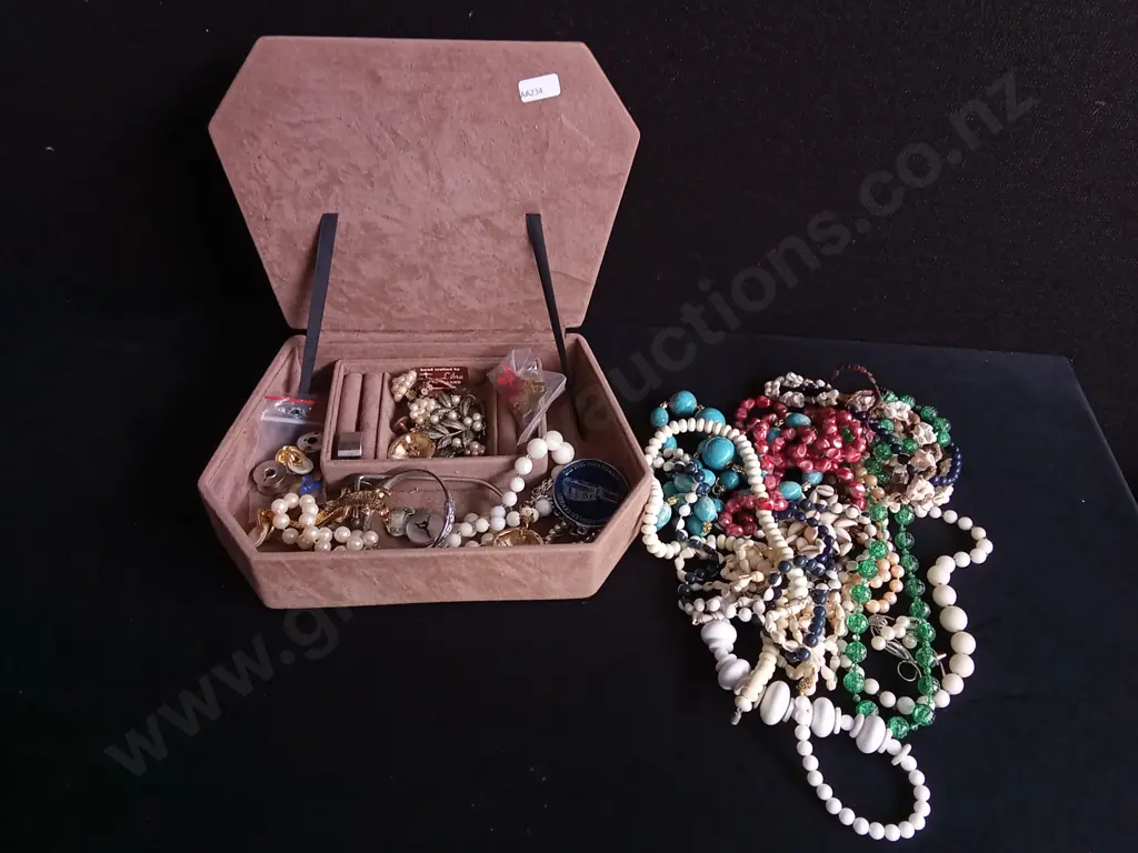 MIX OF JEWELLERY AND JEWELLERY BOX Image 1++