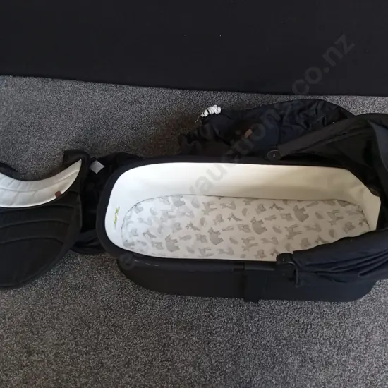 CARRY COT