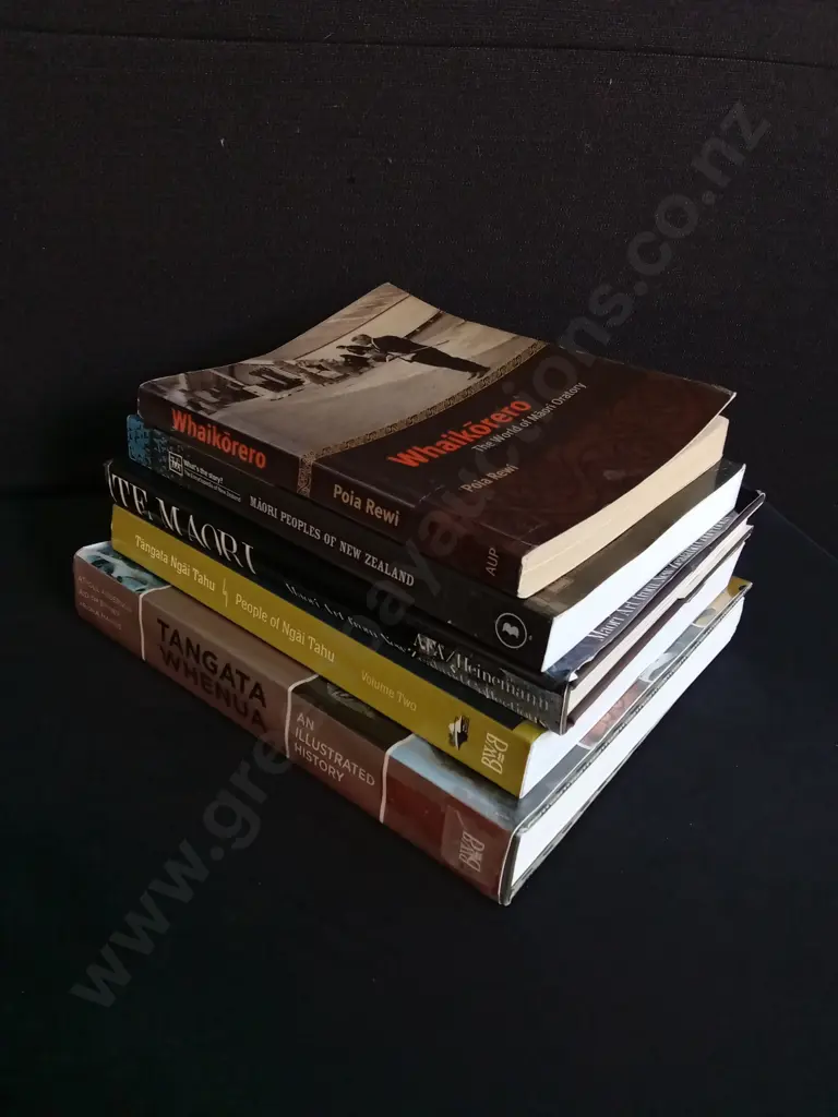 5 PIECES MAORI BOOKS Image 1++