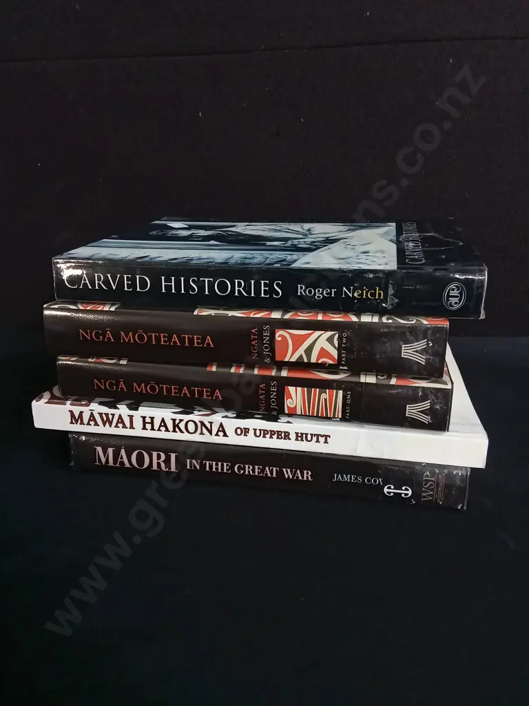 5 PIECES MAORI BOOKS Image 1++
