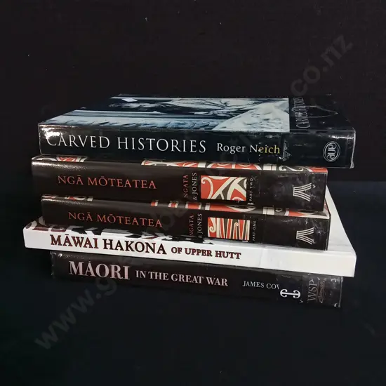 5 PIECES MAORI BOOKS