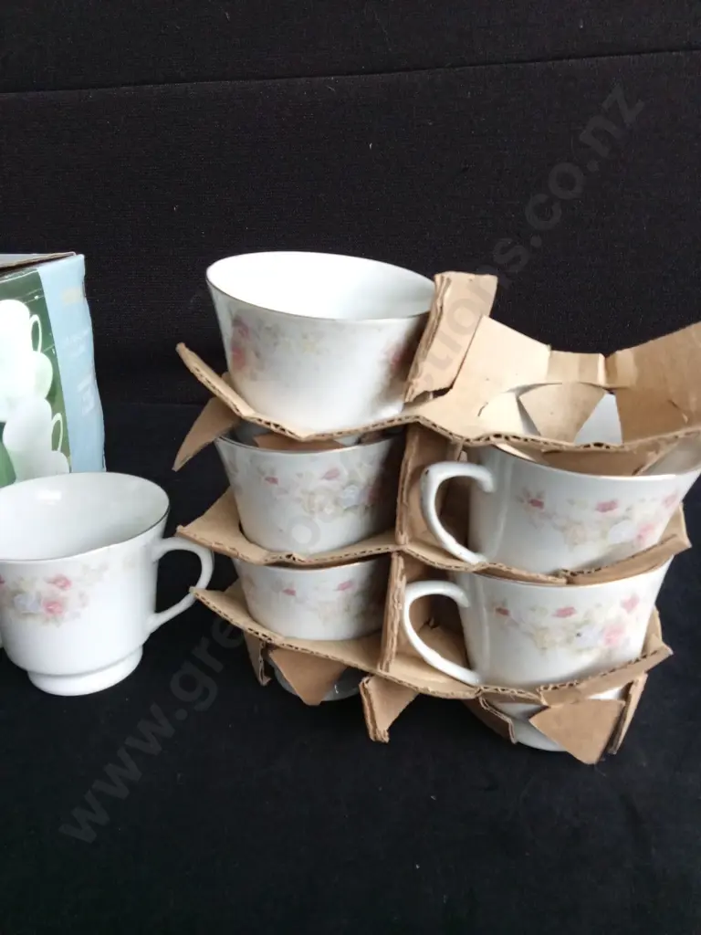 VINTAGE CECILIA 12PC CUP AND SAUCER SET BOXED Image 1++