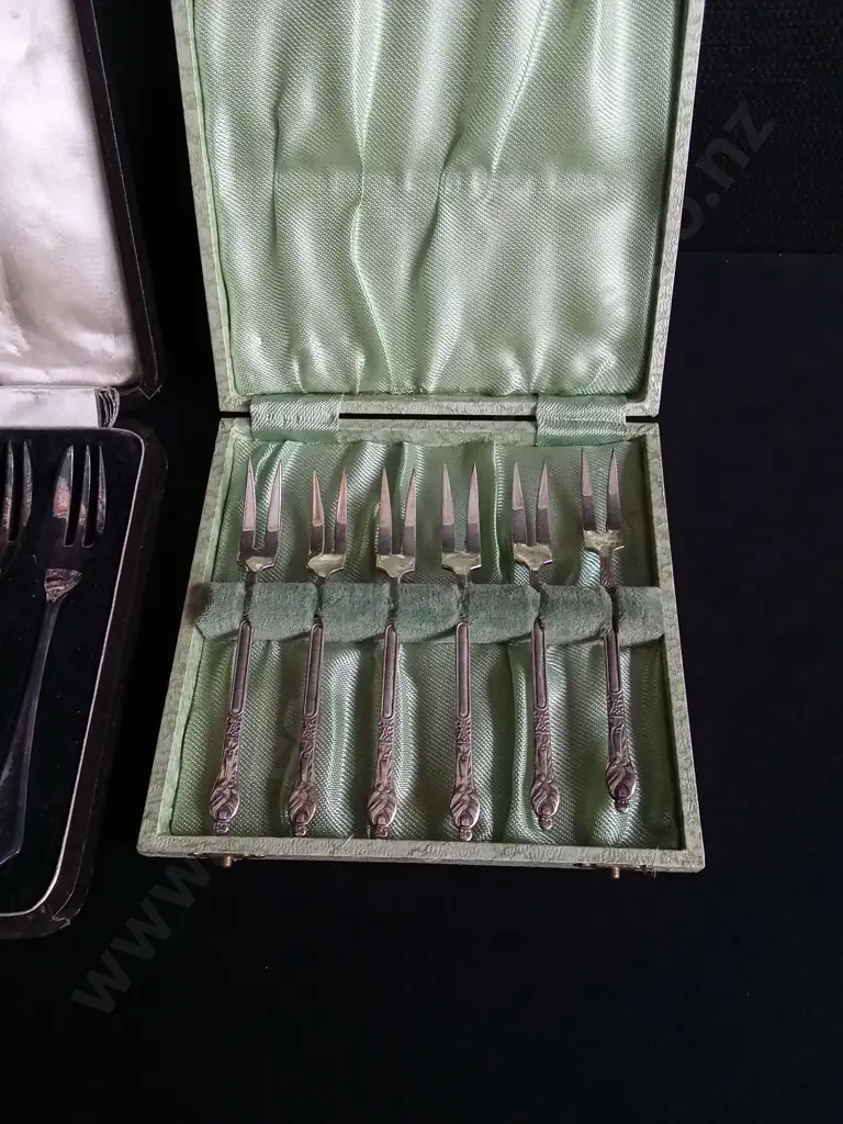 VINTAGE CASED CUTLERY SETS, 2 BOXED SETS OF 6 PASTRY/ CAKE FORKS Image 1++
