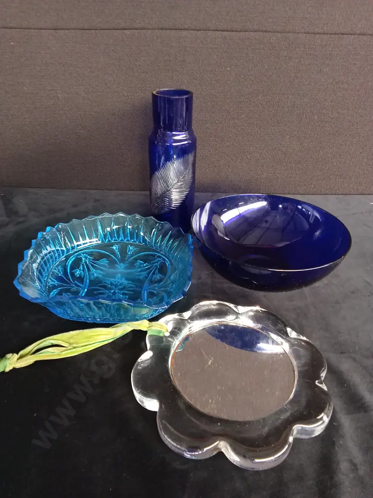 4 DECORATIVE GLASS ITEMS Image 1++