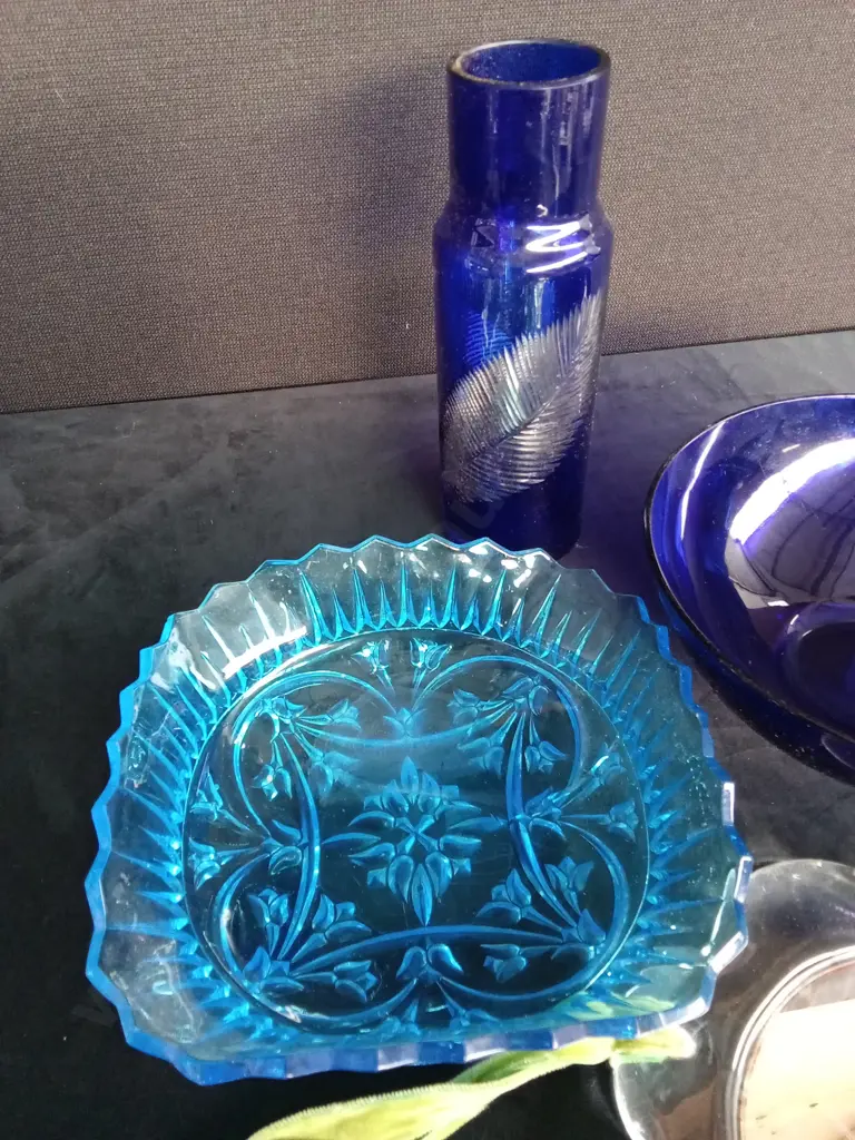 4 DECORATIVE GLASS ITEMS Image 1++