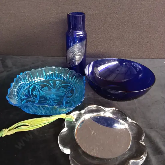 4 DECORATIVE GLASS ITEMS