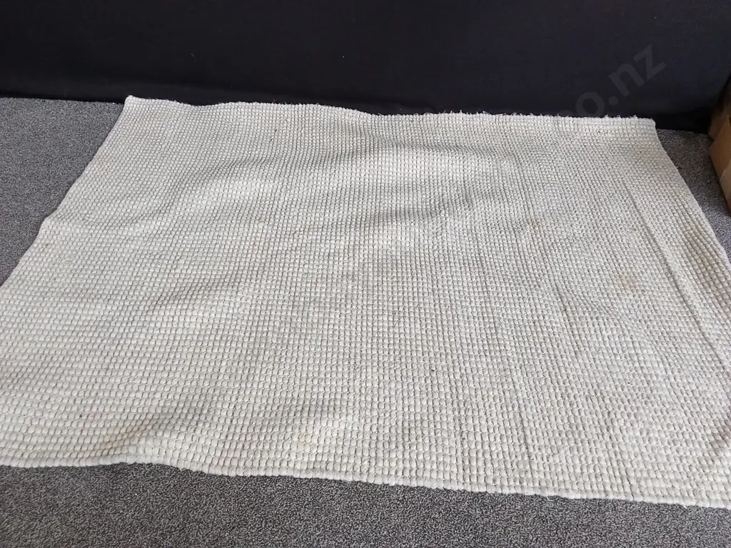 NEUTRAL-TONED RUG D1.6M L2.17M Image 1++