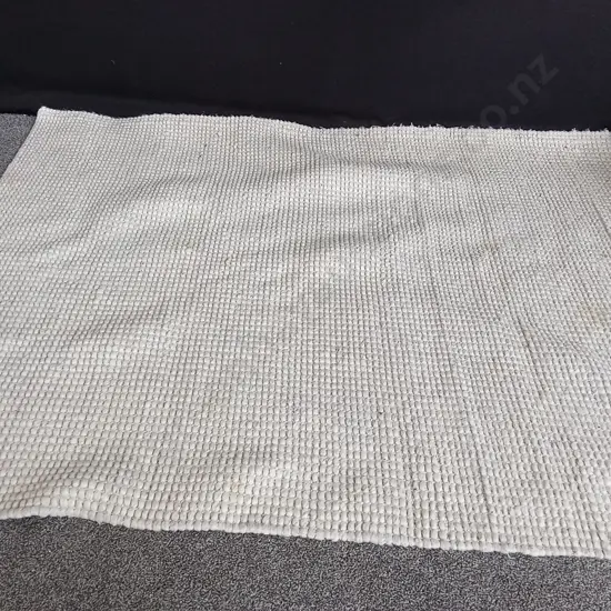 NEUTRAL-TONED RUG D1.6M L2.17M