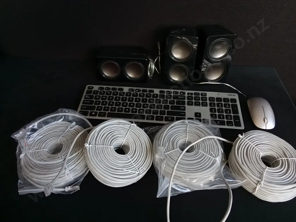 MIX OF ELECTRONIC ITEMS Image 1++