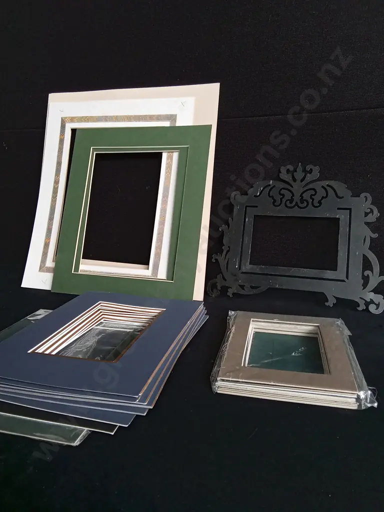 ASSORTED PRE CUT FRAME MATS Image 1++