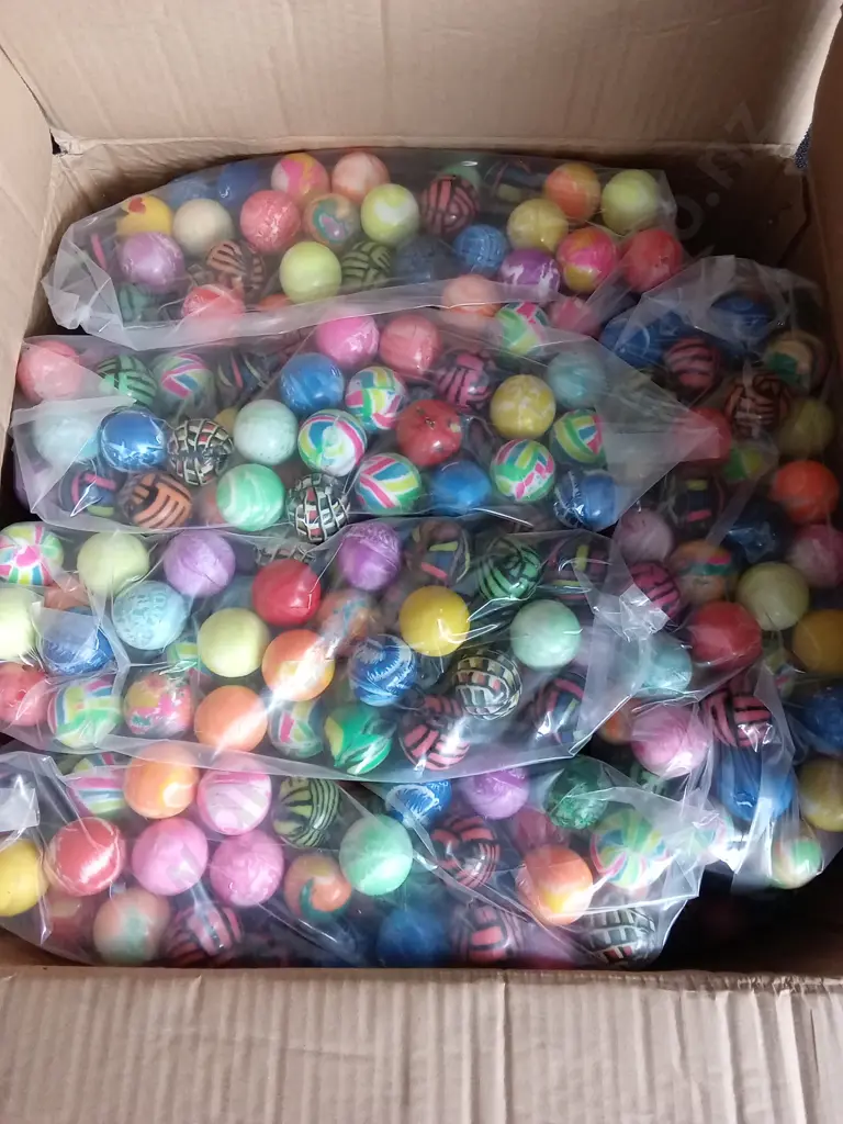 BOX OF BOUNCY BALLS FOR VENDING MACHINE Image 1++