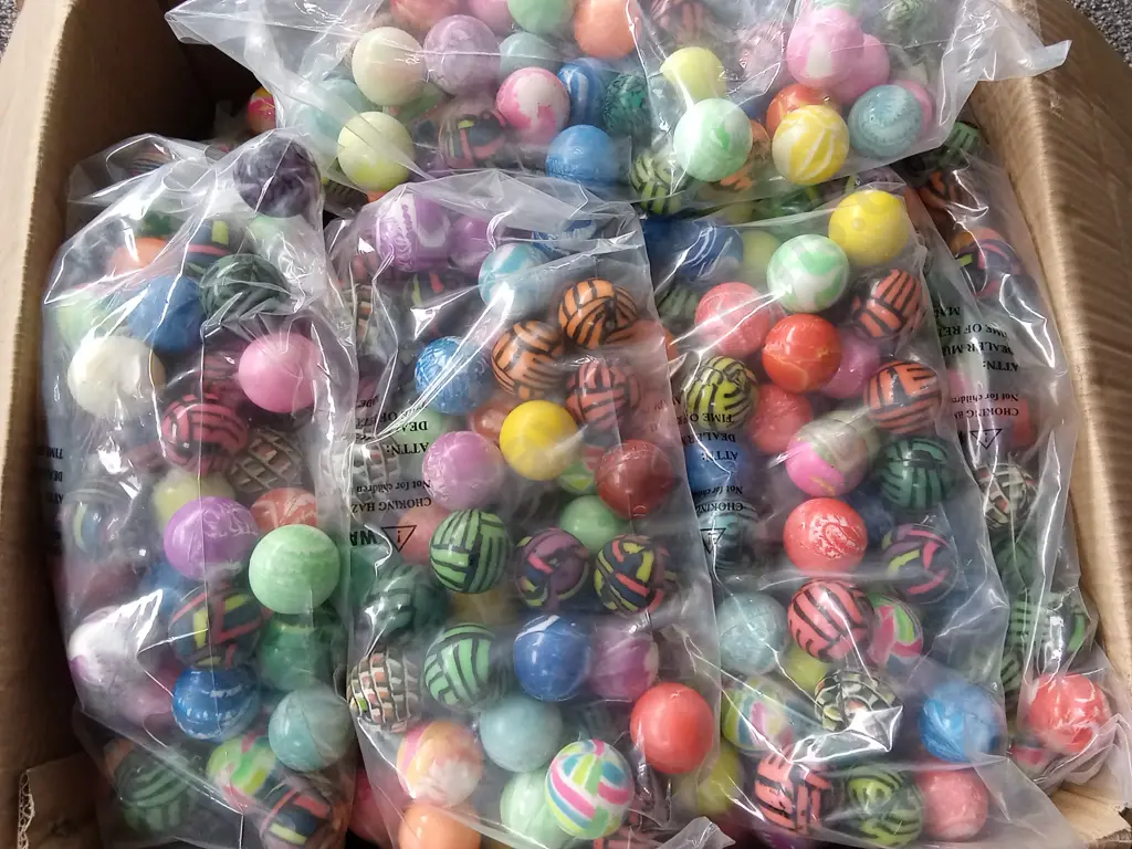 BOX OF BOUNCY BALLS FOR VENDING MACHINE Image 1++