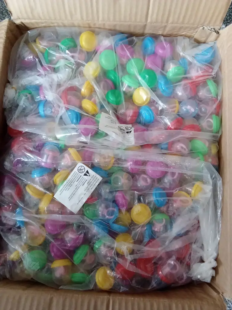BOX OF PLASTIC CAPSULES FULL OF COSTUME JEWELLERY FOR VENDING MACHINE Image 1++