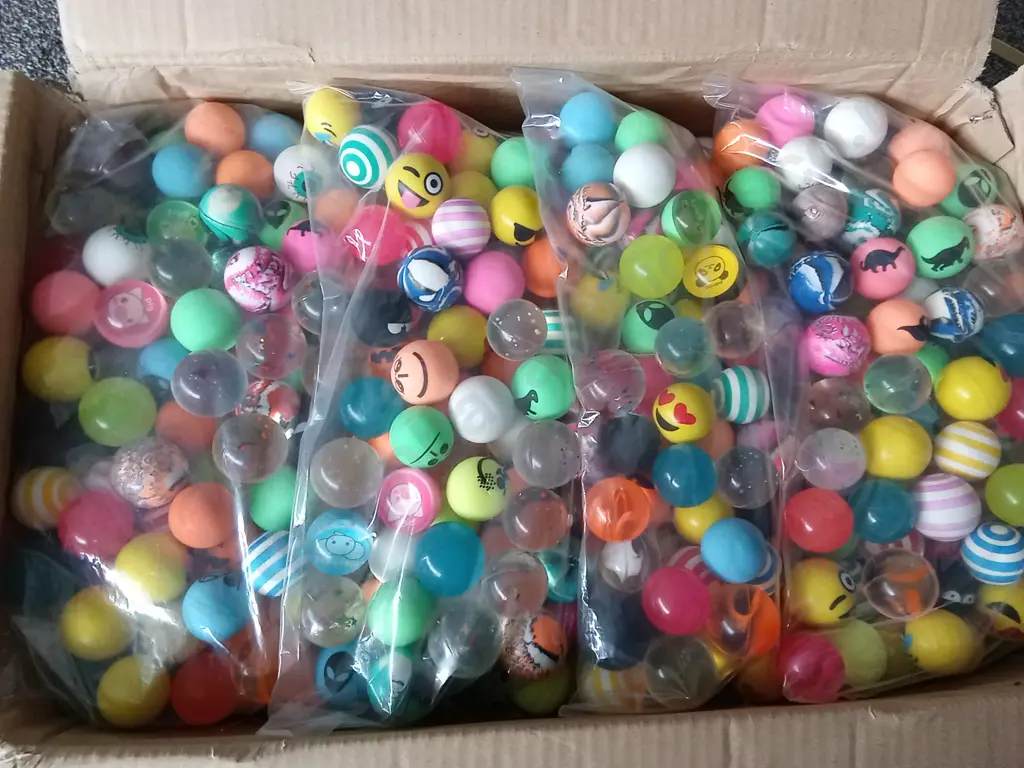 BOX OF BOUNCY BALLS FOR VENDING MACHINE Image 1++