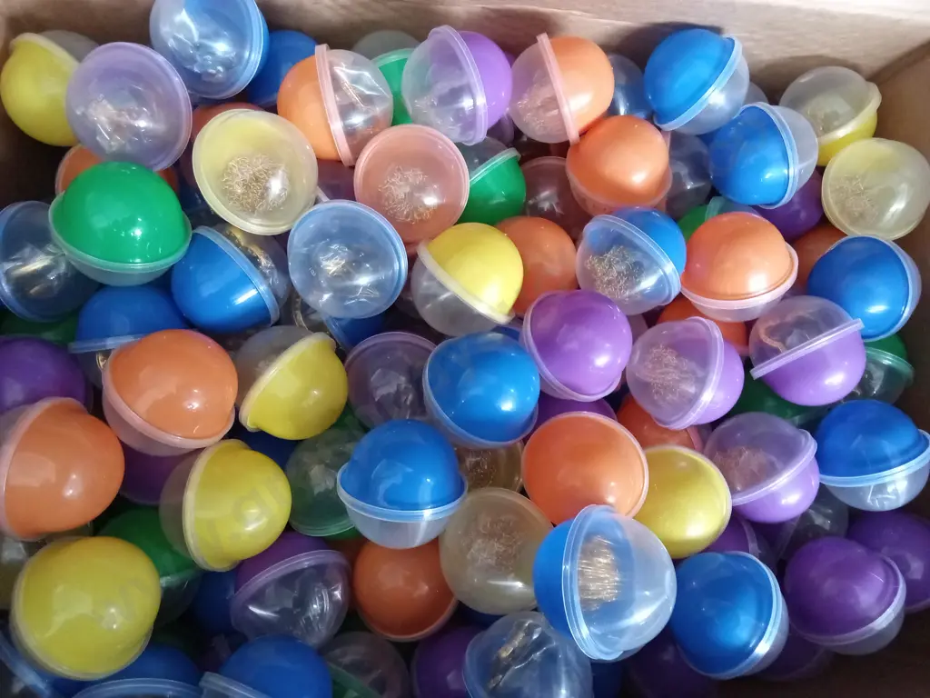 BOX OF PLASTIC CAPSULES FULL OF COSTUME JEWELLERY FOR VENDING MACHINE Image 1++