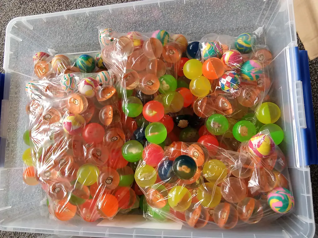 BOX OF BOUNCY BALLS FOR VENDING MACHINE Image 1++
