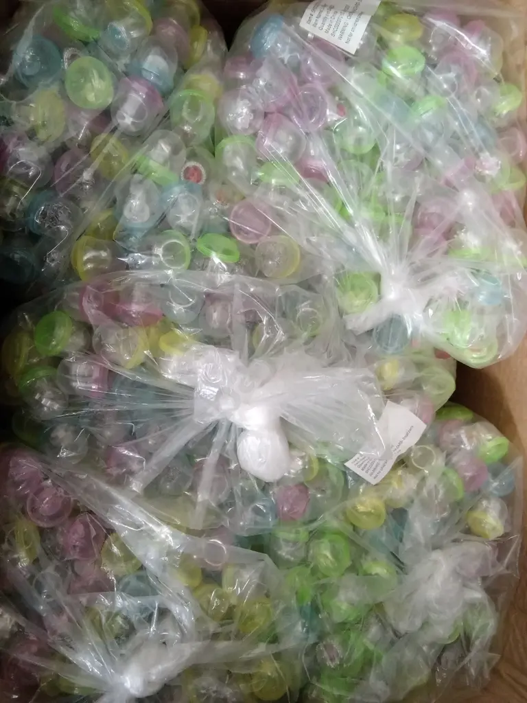 BOX OF PLASTIC CAPSULES FULL OF COSTUME JEWELLERY FOR VENDING MACHINE Image 1++