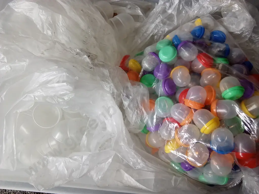 BOX OF EMPTY PLASTIC CAPSULES AND ONE BAG OF PLASTIC CAPSULES FULL OF COSTUME JEWELLERY FOR VENDING MACHINE Image 1++