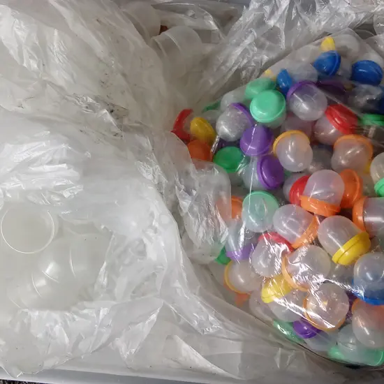 BOX OF EMPTY PLASTIC CAPSULES AND ONE BAG OF PLASTIC CAPSULES FULL OF COSTUME JEWELLERY FOR VENDING MACHINE