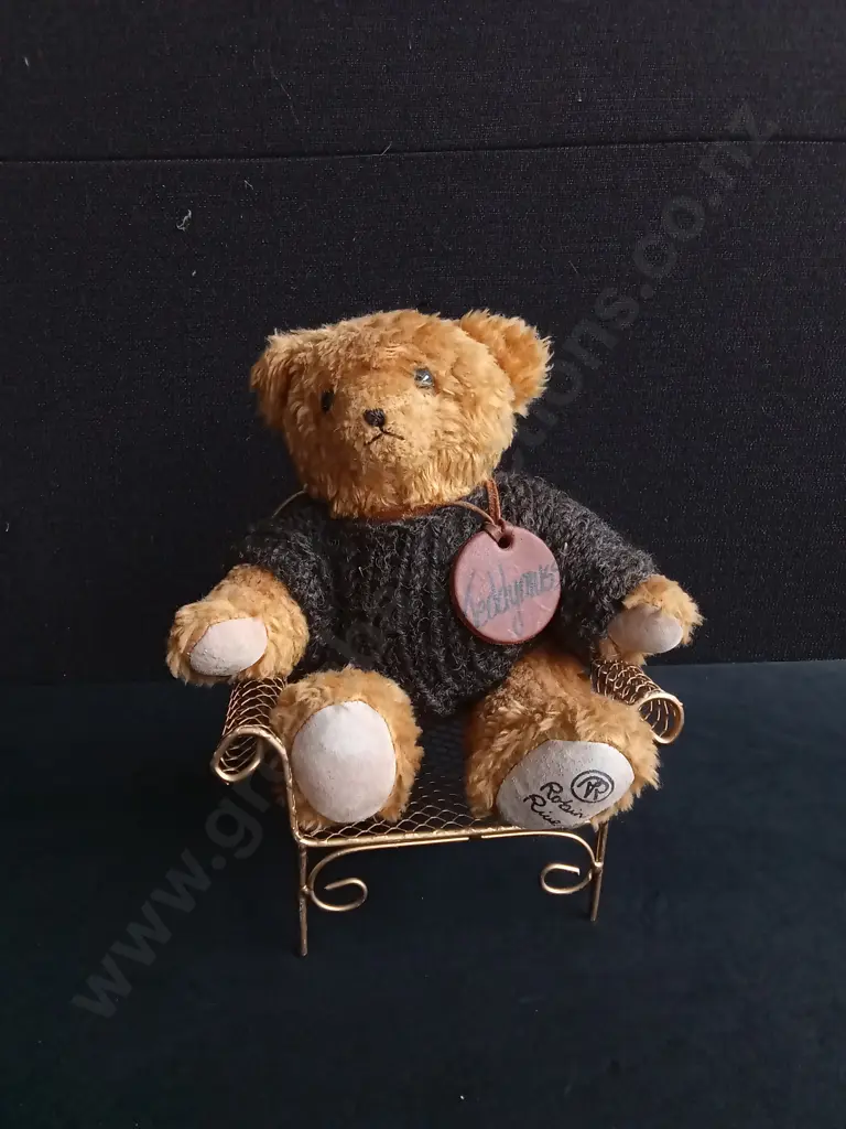 COLLECTABLE ROBIN RIVE HANDMADE NZ MADE TEDDY BEAR, WITH MINIATURE WIRE CHAIR Image 1++