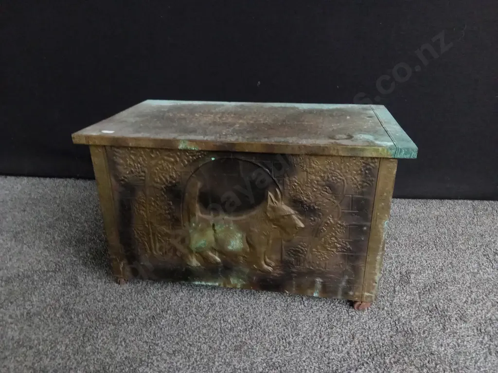 VINTAGE HAMMERED BRASS STORAGE BIN, H 39 CM X W 66 CM X D 38 CM Image 1++