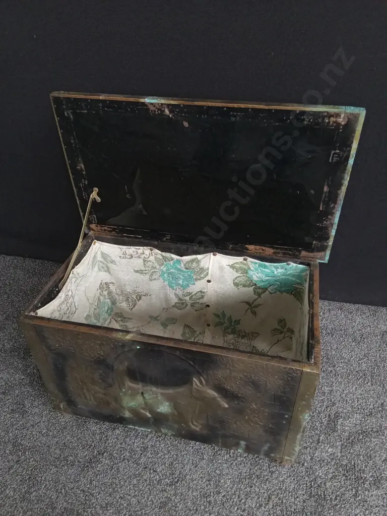 VINTAGE HAMMERED BRASS STORAGE BIN, H 39 CM X W 66 CM X D 38 CM Image 1++