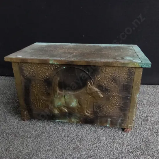 VINTAGE HAMMERED BRASS STORAGE BIN, H 39 CM X W 66 CM X D 38 CM