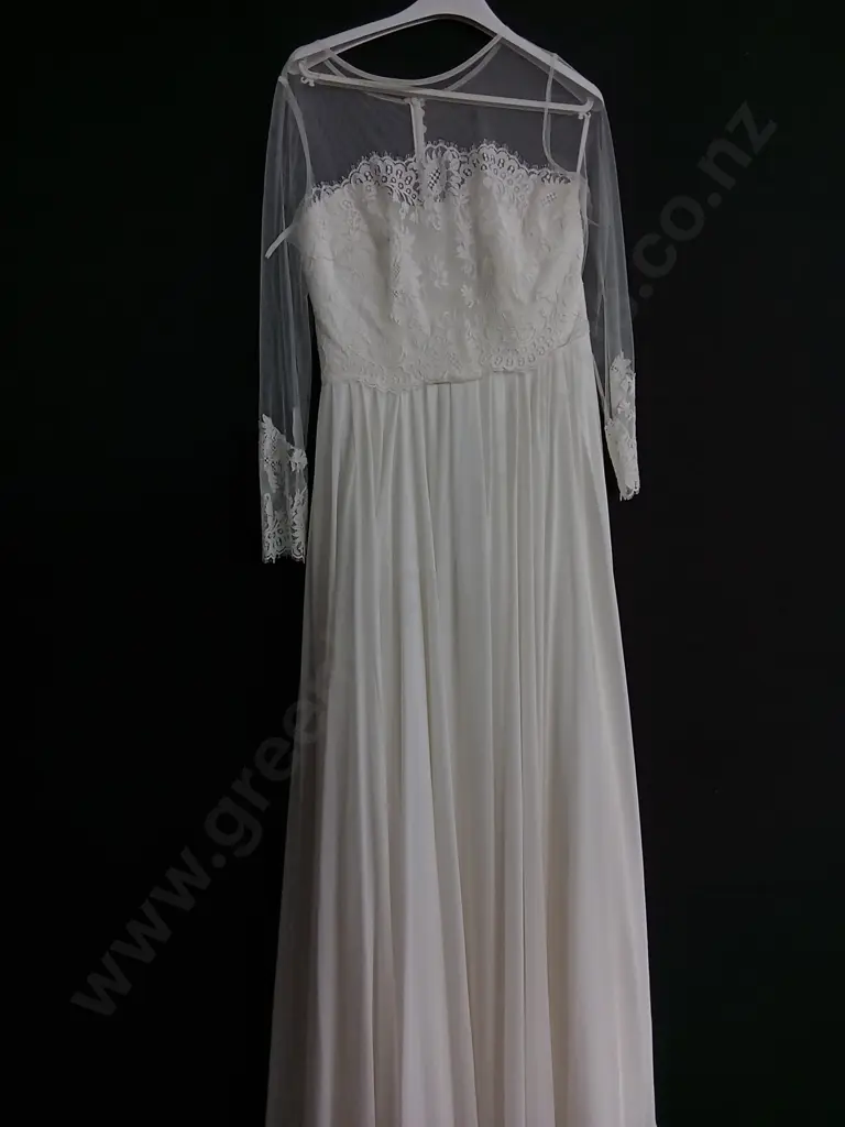 BRAND NEW WEDDING DRESS, BRABD PAPILIO SIZE 42 Image 1++