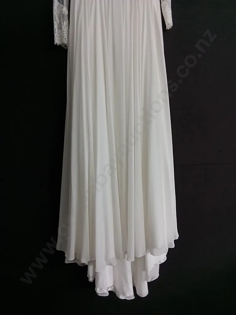 BRAND NEW WEDDING DRESS, BRABD PAPILIO SIZE 42 Image 1++
