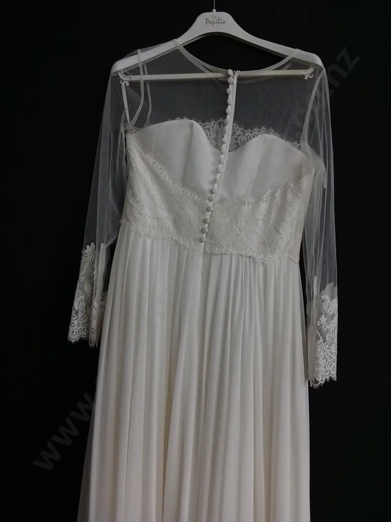 BRAND NEW WEDDING DRESS, BRABD PAPILIO SIZE 42 Image 1++