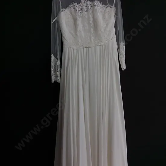 BRAND NEW WEDDING DRESS, BRABD PAPILIO SIZE 42