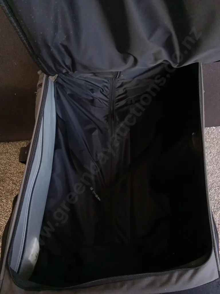 2 SUITCASES Image 1++