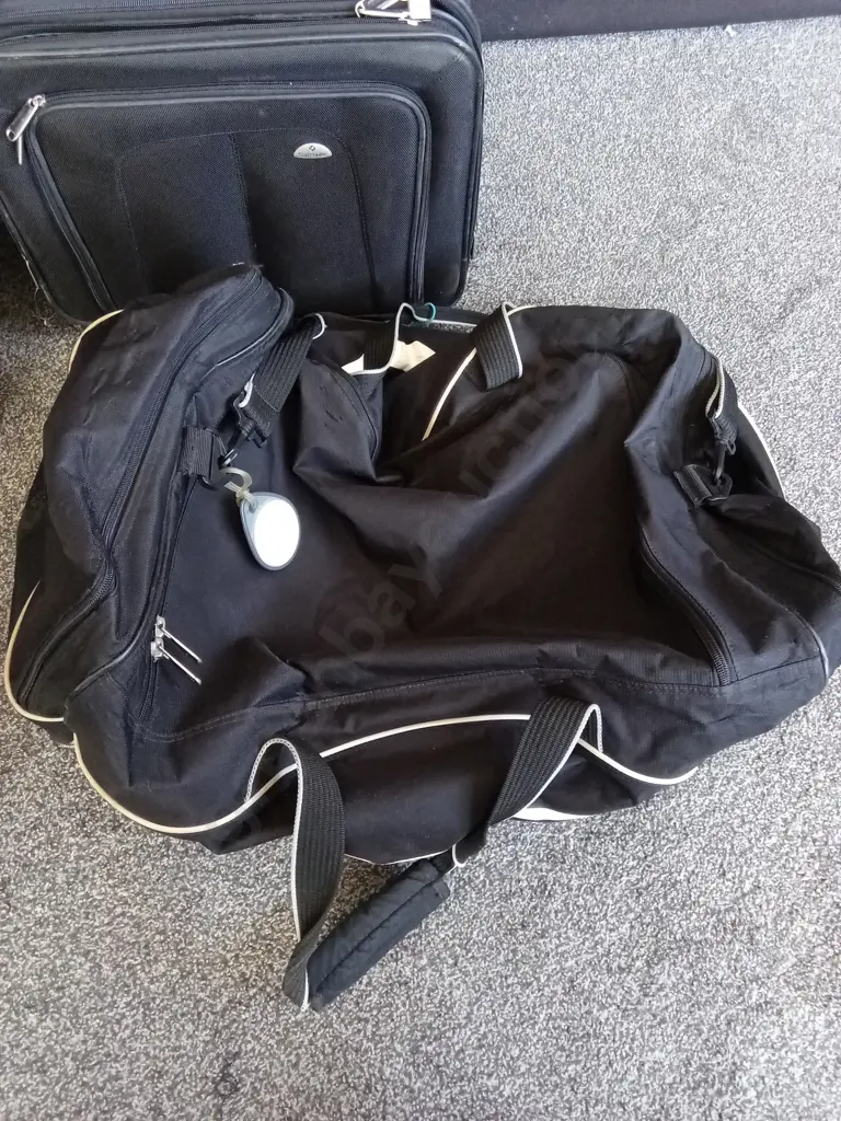 2 SUITCASES AND A DUFFLE BAG Image 1++